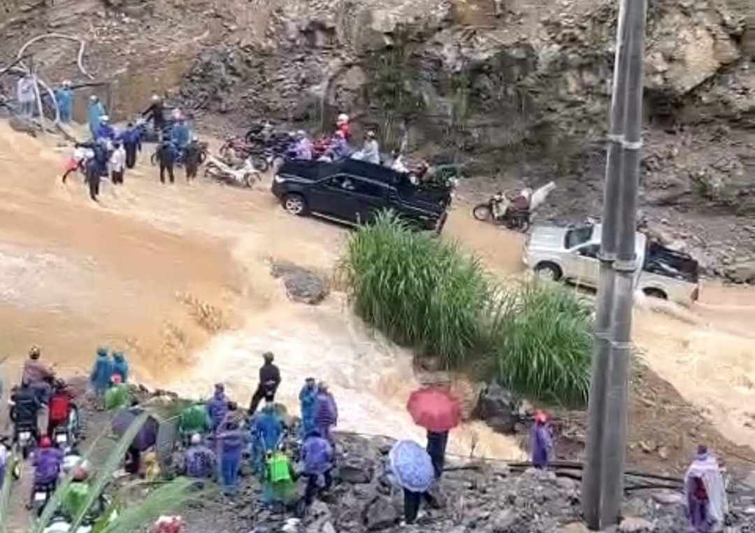 Mưa lớn gây ngập úng, sạt lở nhiều tuyến đường tại Hà Giang. Ảnh: Hà Linh