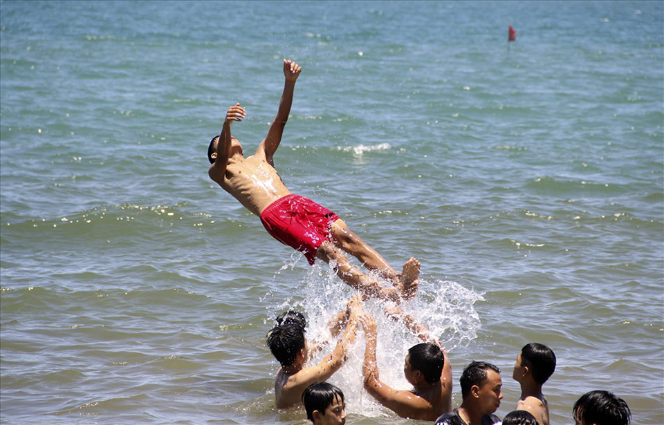Phong tục tắm biển vào chính Ngọ - tức 12h trưa ngày Tết Đoan Ngọ tồn tại hàng trăm năm qua ở nhiều địa phương vùng biển. Ảnh: Nguyễn Tri