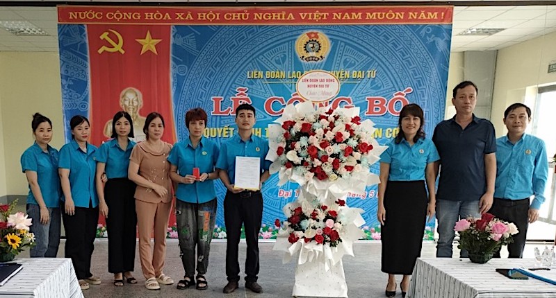 LĐLĐ huyện Đại Từ (Thái Nguyên) tổ chức lễ trao quyết định thành lập công đoàn cơ sở. Ảnh: CĐ Thái Nguyên