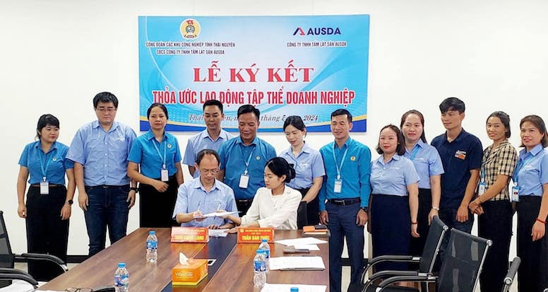 Đại diện công đoàn cơ sở tại Thái Nguyên ký thỏa ước lao động tập thể với chủ sử dụng lao động. Ảnh: CĐ Thái Nguyên
