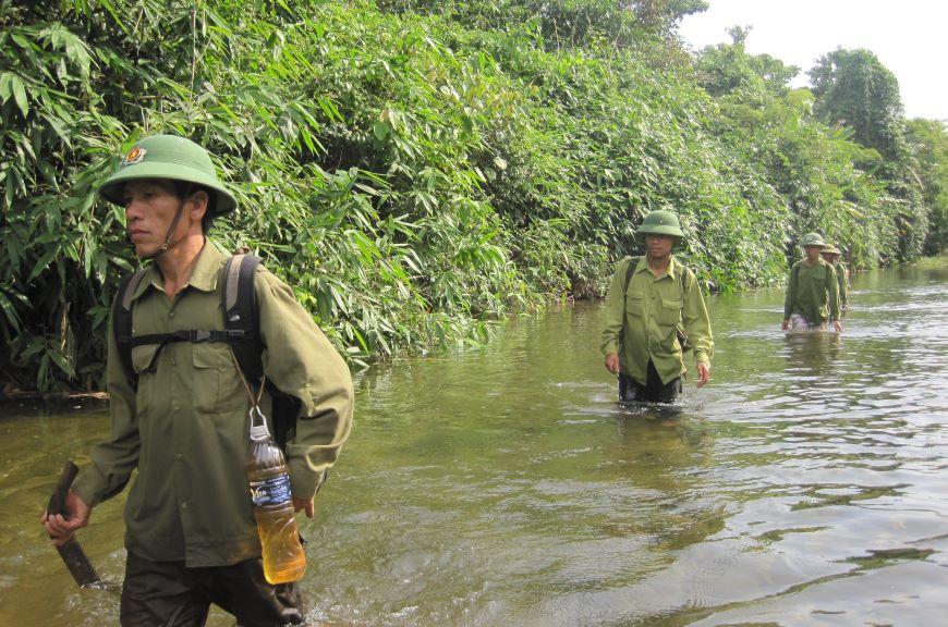 Vào mùa mưa, nước lũ từ thượng nguồn đổ về chặn hết các lối đi, lực lượng bảo vệ rừng phải rất vả để di chuyển và đi lại trong rừng. Ảnh: Lực lượng BVR cung cấp.