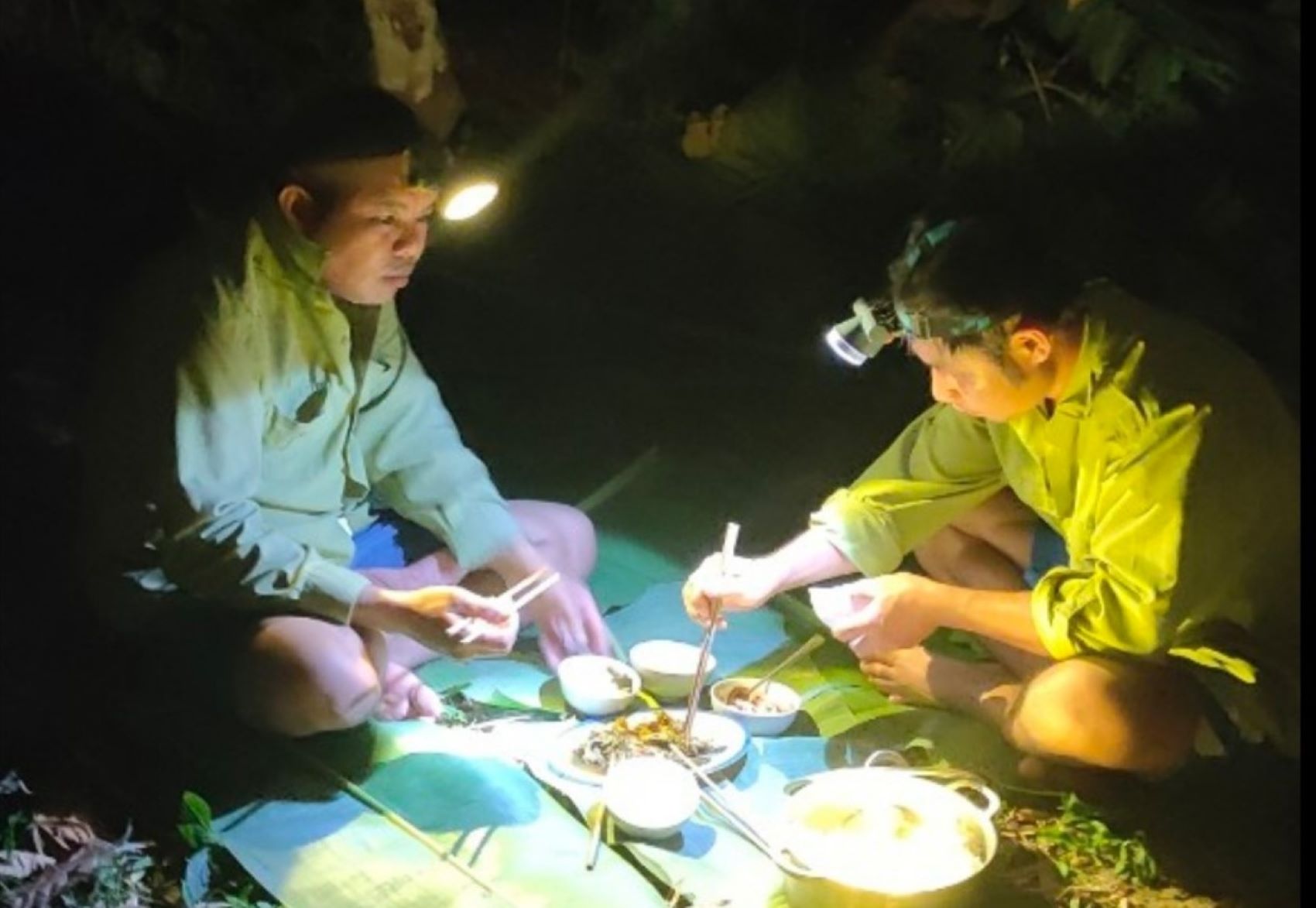 Đội đèn ăn cơm, là hình ảnh quen thuộc với anh em bảo vệ rừng tại Trạm số 2 vào những lúc tuần tra ban đêm. Ảnh: Phan Ấn.