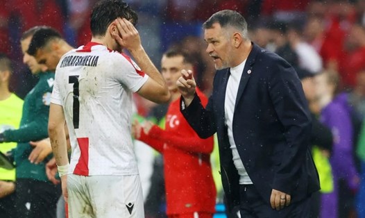 Huấn luyện viên Willy Sagnol của tuyển Georgia không hài lòng về VAR nhưng tự hào với những gì học trò thể hiện. Ảnh: UEFA