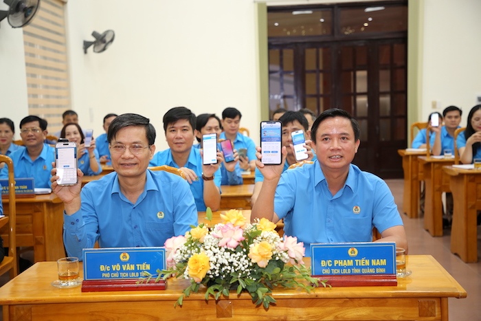 Nhiều giải thưởng cho cuộc thi trực tuyến tìm hiểu truyền thống và nghị quyết đại hội LĐLĐ Quảng Bình. Ảnh: Công Sáng