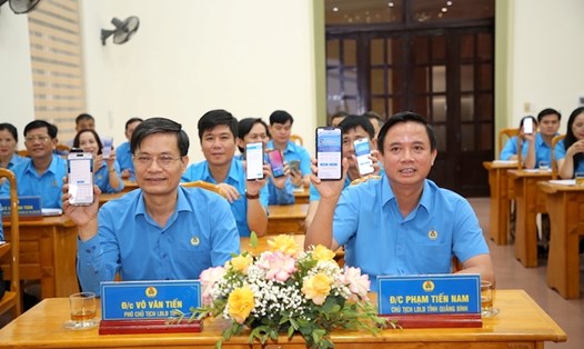 Nhiều giải thưởng cho cuộc thi trực tuyến tìm hiểu truyền thống và nghị quyết đại hội LĐLĐ Quảng Bình. Ảnh: Công Sáng
