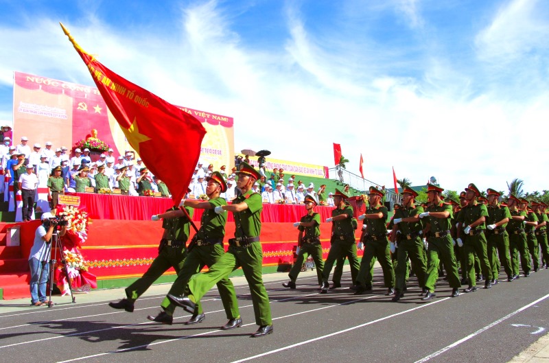 Diễn tập, diễu hành biểu dương lực lượng bảo vệ ANTT cơ sở chính thức ra mắt tại Quảng Nam. Ảnh Nguyễn Hoàng