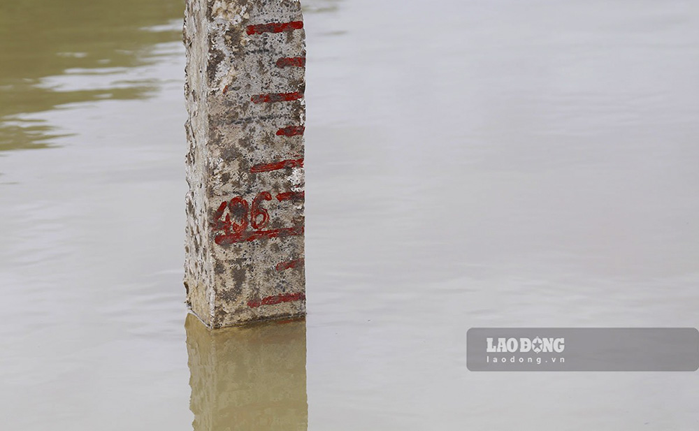 Theo ghi nhận của phóng viên tại hồ Hồng Sạt, xã Sam Mứn, huyện Điện Biên, là nguồn cung cấp nước tưới cho hơn 120ha lúa trên địa bàn. Theo dung tích thiết kế 2,2 triệu m3, thế nhưng hiện tại lượng nước trong hồ chỉ đạt hơn 1 triệu m3.