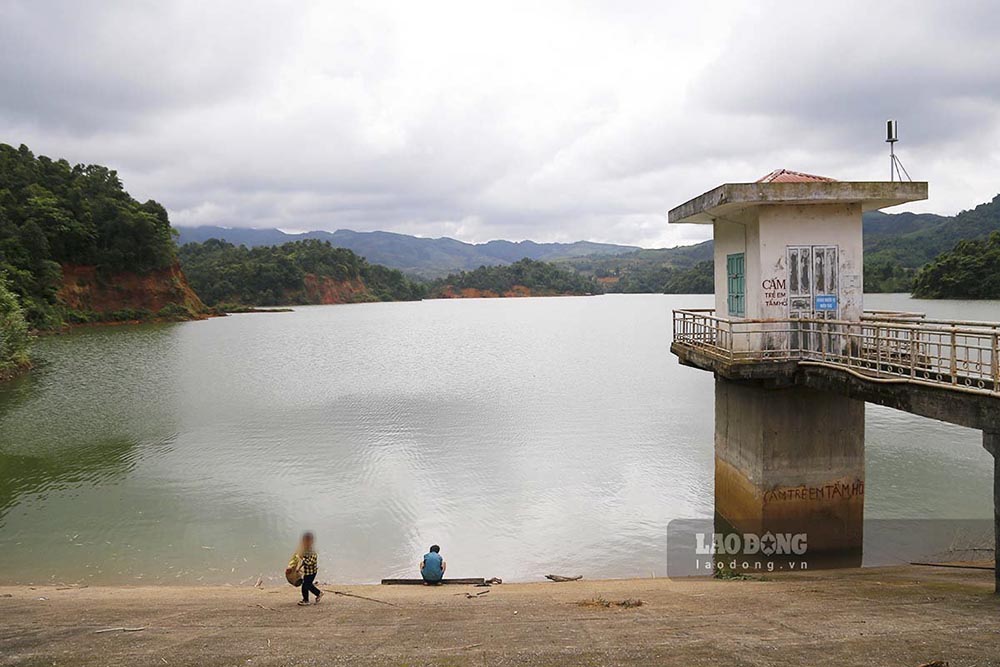 Trước đó, theo ghi nhận của phóng viên Báo Lao Động trong ngày 22.6, Hồ thủy lợi Nậm Ngám thuộc xã Pu Nhi, huyện Điện Biên Đông, mực nước đạt cao trình 1.139,18 so với cao trình thiết kế 1143,5m, đạt trên 92% so với dung tích hữu ích.