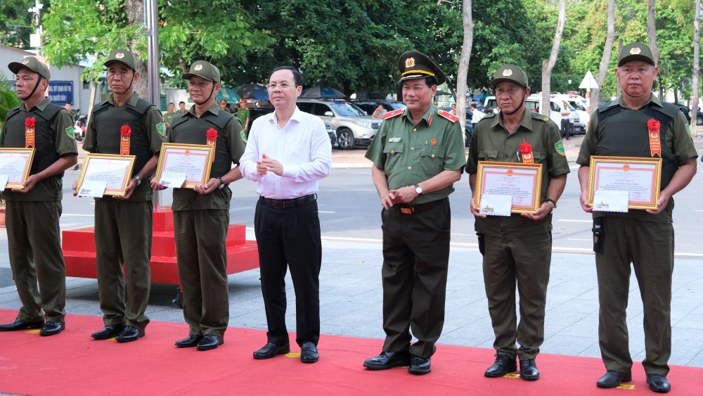 Dịp này, lãnh đạo các cấp cũng trao quà và giấy khen cho lực lượng bảo vệ an ninh trật tự ở cơ sở trên địa bàn thành phố. Ảnh: Phong Linh.