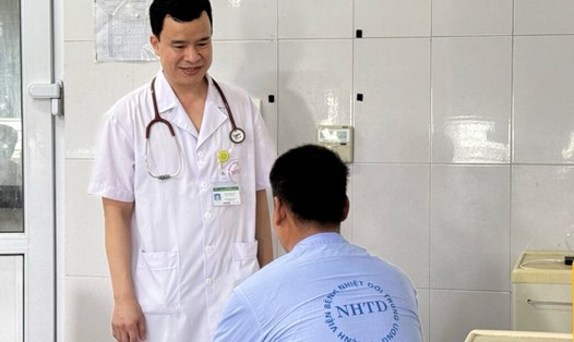 Bác sĩ kiểm tra sức khoẻ bệnh nhân sau thời gian điều trị. Ảnh: BVCC