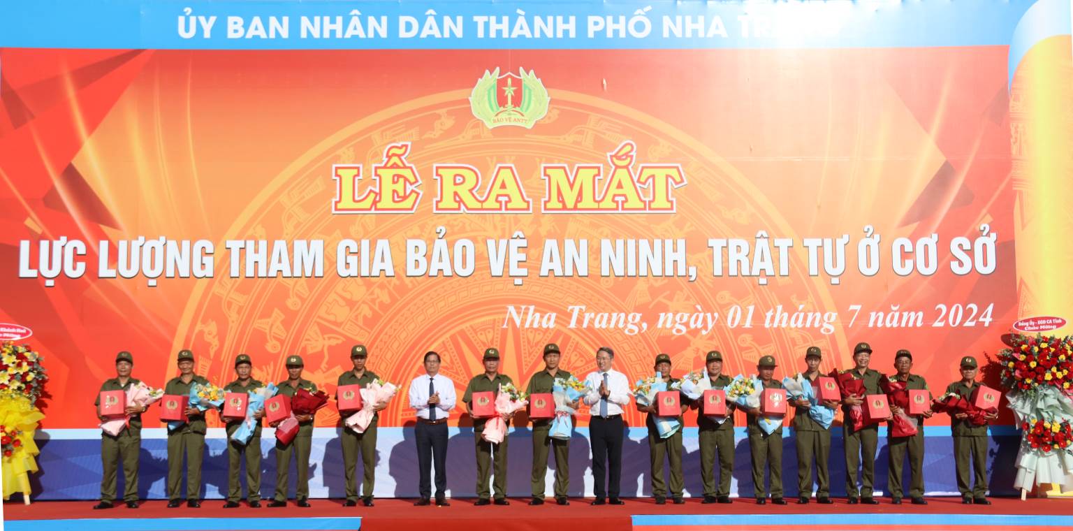 Lãnh đạo Tỉnh ủy, UBND tỉnh Khánh Hòa chúc mừng lực lượng tham gia bảo vệ an ninh, trật tự ở cơ sở. Ảnh: Phương Linh