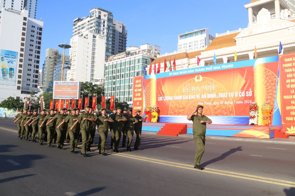 Thành viên lực lượng tham gia bảo vệ ANTT cơ sở thuộc TP. Nha Trang diễu hành tại lễ ra mắt. Ảnh: Phương Linh