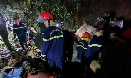 Lực lượng chức năng đang tiếp tục cứu nạn vụ sập hầm khai thác vàng tại huyện Ngân Sơn. Ảnh: Tân Văn.