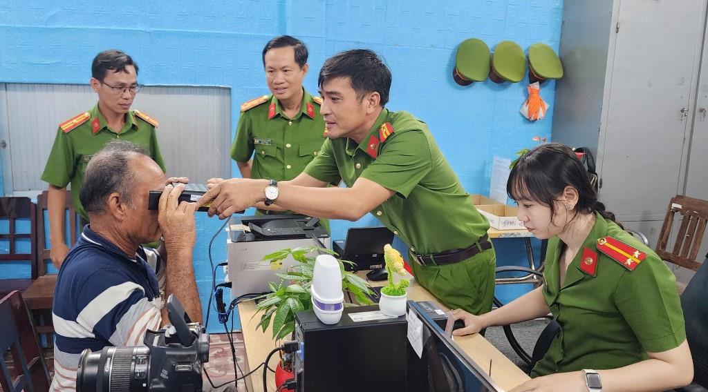 Cán bộ Công an huyện Châu Thành (tỉnh Kiên Giang) tiến hành thu sinh trắc học mống mắt cho người dân. Ảnh: Văn Vũ