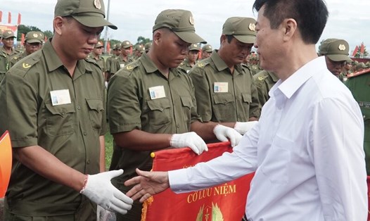 Ông Bùi Tuấn Quang, Phó trưởng Ban Dân vận Trung ương tặng cờ cho lượng tham gia bảo vệ an ninh, trật tự ở cơ sở tại tỉnh Cà Mau. Ảnh: Nhật Hồ