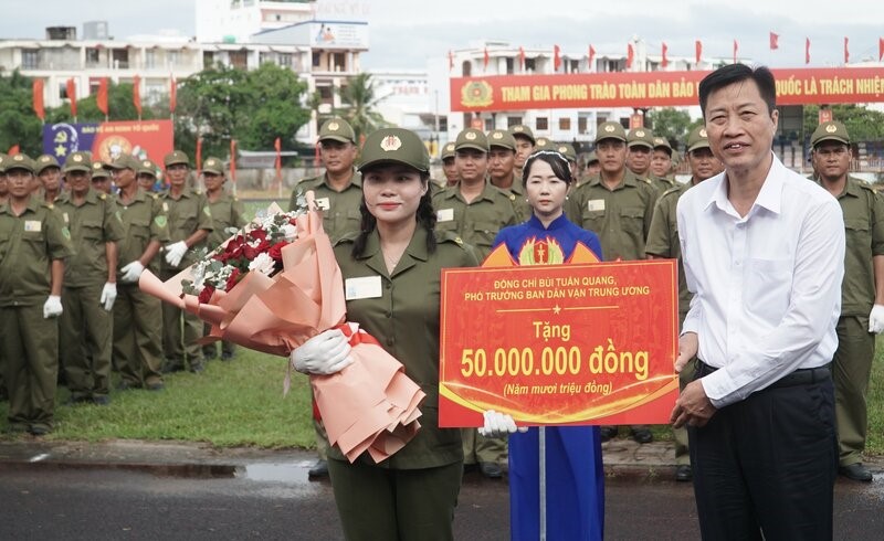 Ông Bùi Tuấn Quang, Phó trưởng Ban Dân vận Trung ương tặng quà cho đơn vị tham gia lễ ra mắt. Ảnh: Nhật Hồ