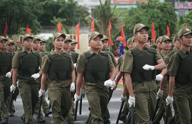 Lực lượng tham gia bảo vệ an ninh, trật tự ở cơ sở tại tỉnh Cà Mau chính thức ra mắt. Ảnh: Nhật Hồ