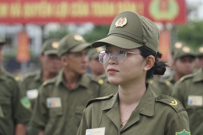 Phụ nữ tham gia lực lượng tham gia bảo vệ an ninh, trật tự ở cơ sở. Ảnh: Nhật Hồ 