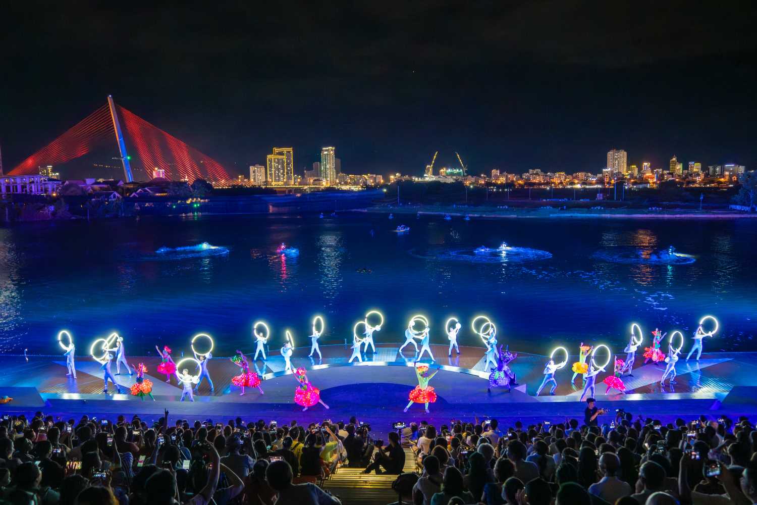 Show diễn Symphony of River – “giấc mộng đêm hè” của đa dạng loại hình nghệ thuật và pháo hoa tại Đà Nẵng Downtown. Ảnh: Kim Liên