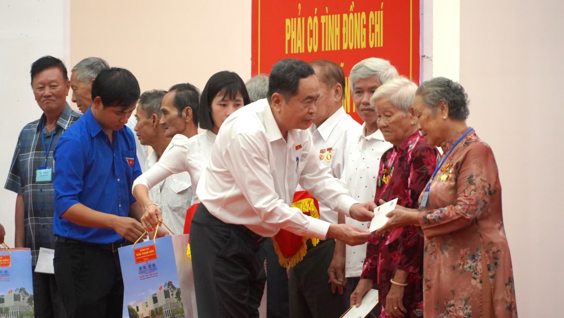 Chủ tịch Quốc hội Trần Thanh Mẫn trao quà tặng người có công với cách mạng tỉnh Hậu Giang. Ảnh: Tạ Quang