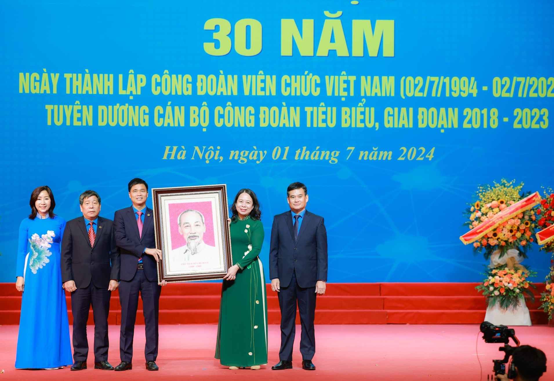 Phó Chủ tịch nước Võ Thị Ánh Xuân trao tặng ảnh Chủ tịch Hồ Chí Minh cho lãnh đạo Công đoàn Viên chức Việt Nam dịp kỷ niệm 30 năm. Ảnh: Hải Nguyễn.
