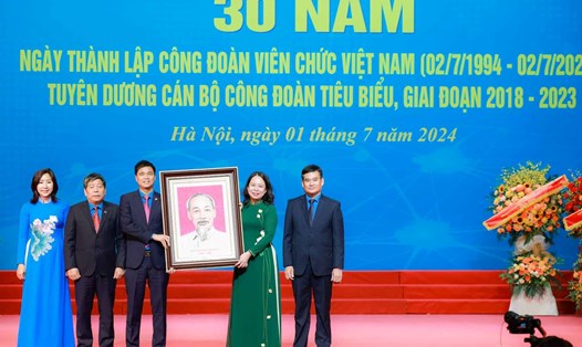 Phó Chủ tịch nước Võ Thị Ánh Xuân trao tặng ảnh Chủ tịch Hồ Chí Minh cho lãnh đạo Công đoàn Viên chức Việt Nam dịp kỷ niệm 30 năm. Ảnh: Hải Nguyễn.