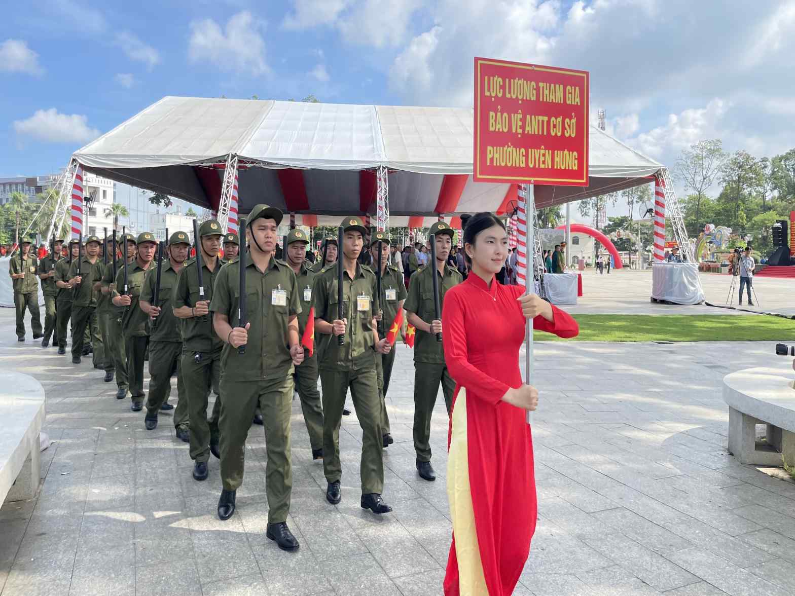 Lực lượng tham gia bảo vệ an ninh trật tự cơ sở tại phường Uyên Hưng, thành phố Tân Uyên Bình Dương. Ảnh: Đình Trọng