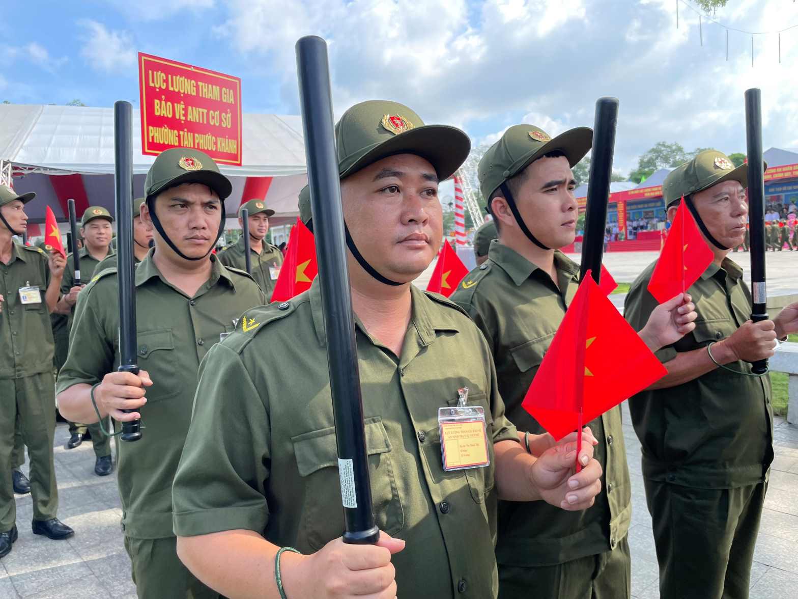 Lực lượng tham gia bảo vệ an ninh, trật tự ở cơ sở tại thành phố Tân Uyên, tỉnh Bình Dương. Ảnh: Đình Trọng