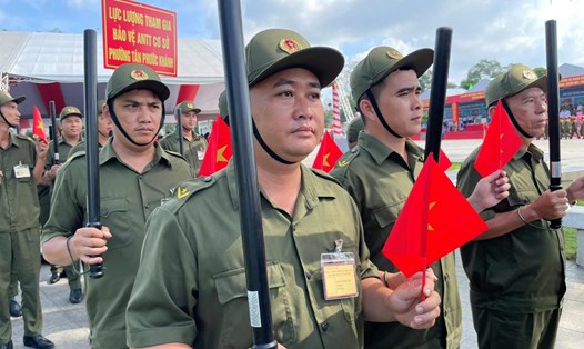 Lực lượng tham gia bảo vệ an ninh, trật tự ở cơ sở tại thành phố Tân Uyên, tỉnh Bình Dương. Ảnh: Đình Trọng