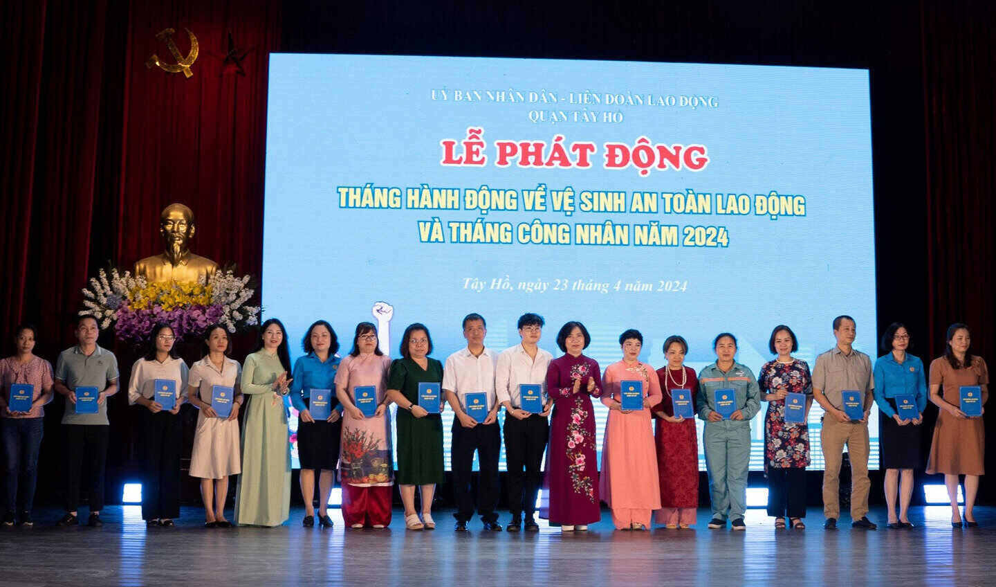 Lãnh đạo quận Tây Hồ trao hỗ trợ cho công nhân nhân Tháng Công nhân 2024. Ảnh: CĐQ