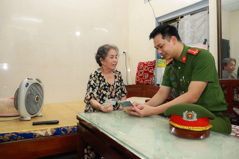 Từ 1.7.2024, người dân có thể thực hiện nhiều thủ tục liên thông trên VneID. Ảnh minh họa: Hải Nguyễn 