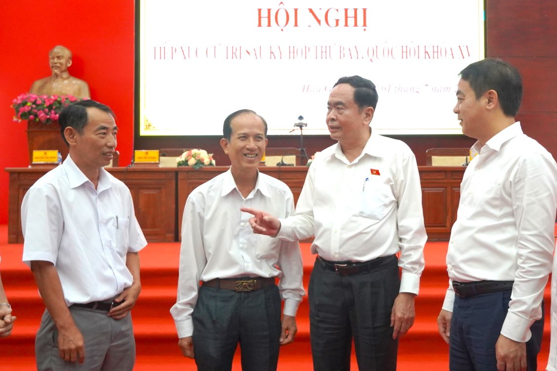 Chủ tịch Quốc hội Trần Thanh Mẫn trò chuyện cùng cử tri tỉnh Hậu Giang. Ảnh: Tạ Quang