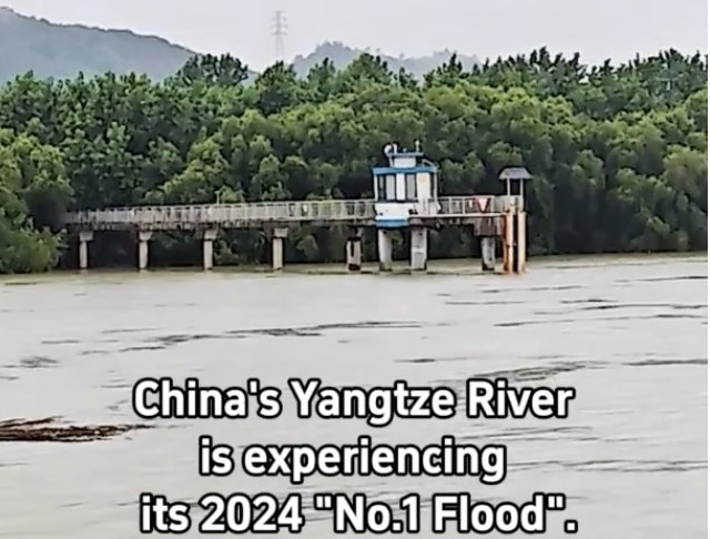 Sông Dương Tử đang trải qua trận lũ số 1 của năm 2024. Ảnh chụp màn hình Xinhua