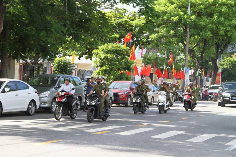 Diễu hành tuyên truyền lực lượng tham gia bảo vệ ANTT cơ sở. Ảnh: Nguyễn Linh