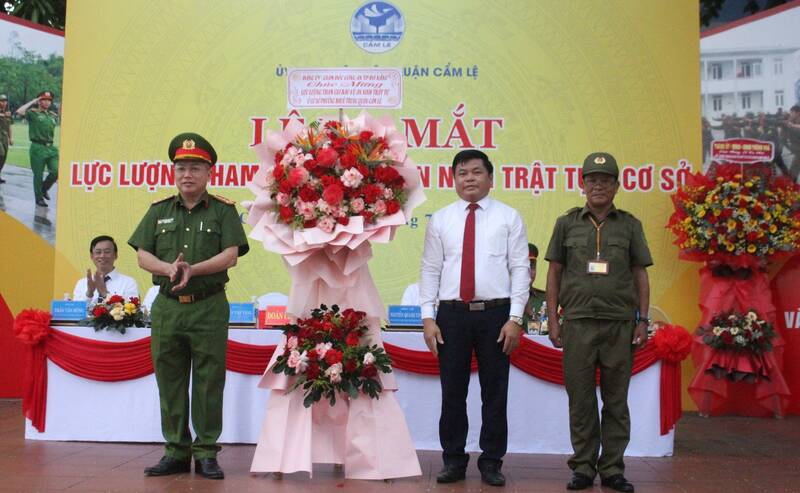 Lễ ra mắt Lực lượng tham gia bảo vệ ANTT tại quận Cẩm Lệ. Ảnh: Nguyễn Linh