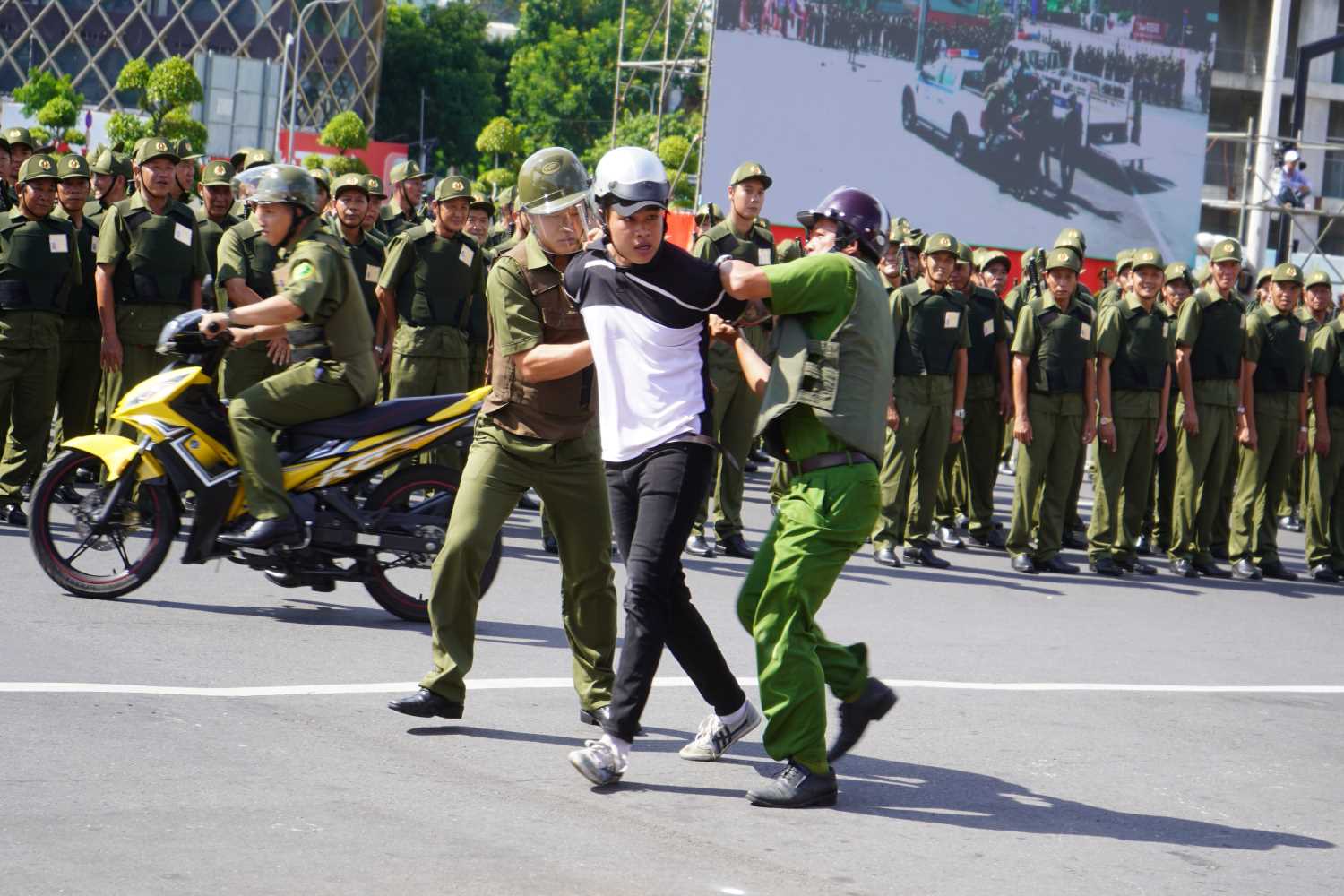 Lực lượng an ninh, trật tự ở cơ sở cùng lực lượng công an diễn tập trấn áp tội phạm tại buổi ra mắt.  Ảnh: Minh Quân