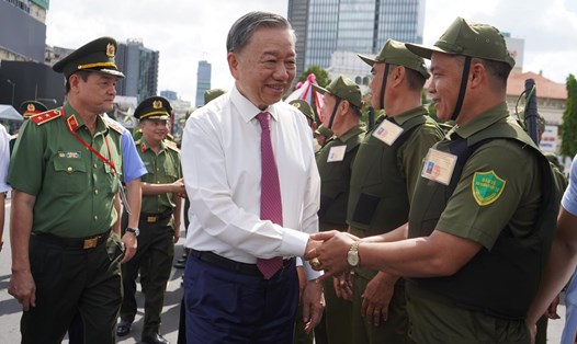 Chủ tịch nước Tô Lâm thăm hỏi Lực lượng tham gia bảo vệ an ninh, trật tự ở cơ sở tại TPHCM.  Ảnh: Minh Quân