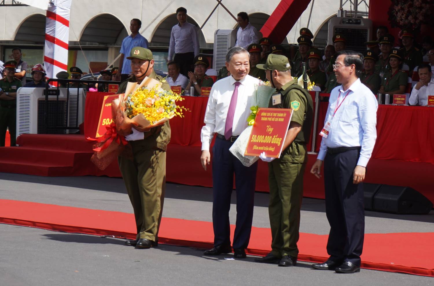Chủ tịch nước Tô Lâm tặng hoa, quà cho lực lượng an ninh, trật tự ở cơ sở tại lễ ra mắt.  Ảnh: Minh Quân