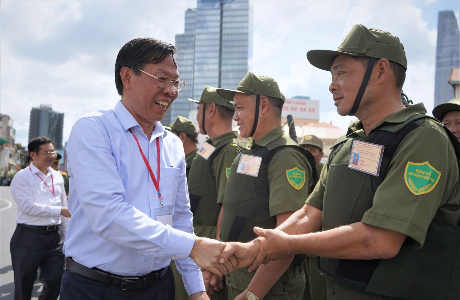 Chủ tịch UBND TPHCM Phan Văn Mãi thăm hỏi lực lượng an ninh, trật tự cơ sở.  Ảnh: Minh Quân