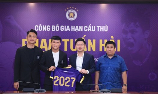 Tiền đạo Tuấn Hải gia hạn hợp đồng 3 năm với câu lạc bộ Hà Nội. Ảnh: Minh Dân