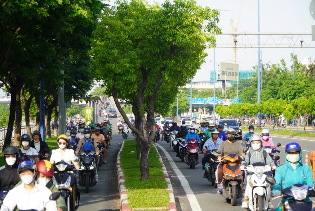 Theo ghi nhận của Lao Động, khoảng từ 7-8h hằng ngày là thời điểm đường Võ Văn Kiệt có lượng phương tiện di chuyển đông nhất. Nhiều thời điểm có thể xảy ra tình trạng ùn ứ. 