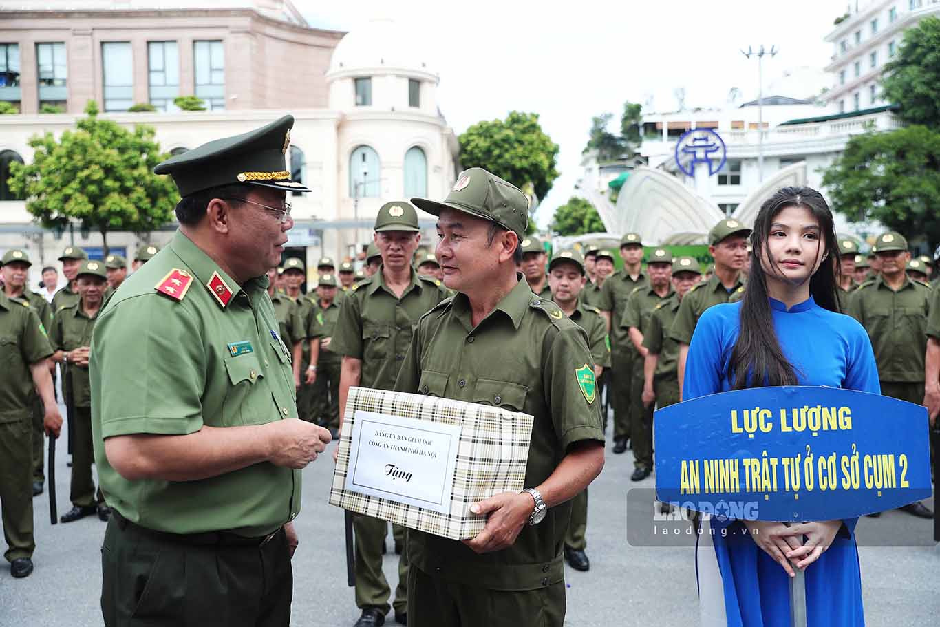 Trung tướng Nguyễn Hải Trung - Giám đốc Công an TP Hà Nội động viên các thành viên lực lượng tham gia bảo vệ an ninh trật tự ở cơ sở, cố gắng hoàn thành tốt mọi nhiệm vụ được giao.
