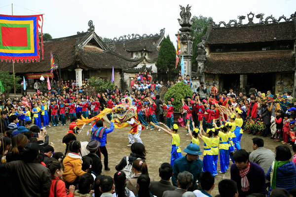 Theo tìm hiểu của phóng viên, trên địa bàn tỉnh Phú Thọ hiện có tới 967 di tích lịch sử văn hóa, trong đó có 1 di tích Quốc gia đặc biệt (Đền Hùng), 73 di tích Quốc gia, 239 di tích cấp tỉnh và hàng trăm lễ hội dân gian đặc sắc. Ảnh đình Hùng Lô.