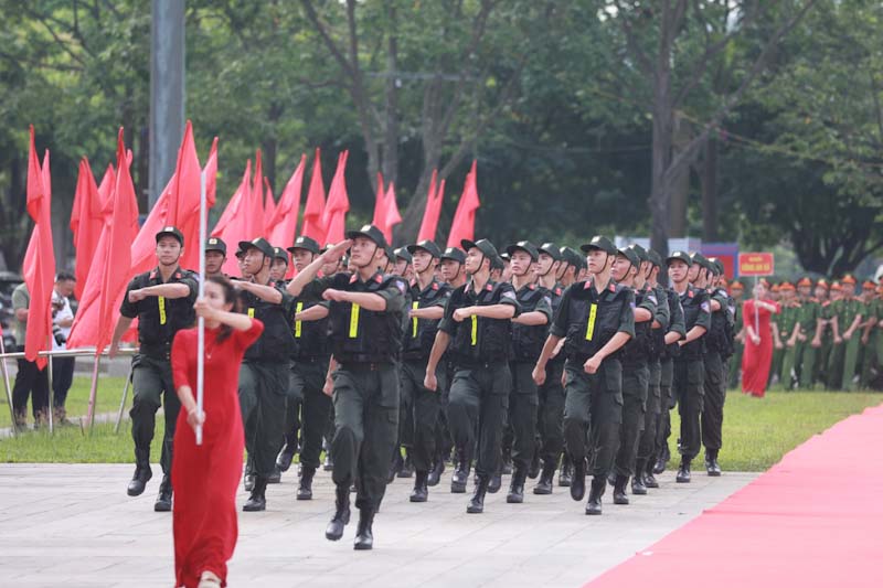 Lực lượng cảnh sát cơ động diễu hành tại buổi lễ ra mắt lực lượng tham gia bảo vệ ANTT ở cơ sở huyện Bát Xát:. Ảnh: Phạm Bằng