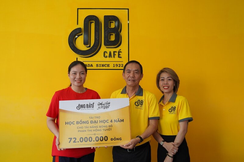 Ông Lê Nguyên Hòa - Giám đốc Quỹ Phát triển Tài năng Việt và bà Vũ My Khuyên – Giám đốc Vận hành chuỗi cà phê Ông Bầu trao học bổng cho VĐV Hồng Tuyết. Ảnh: Nutifood