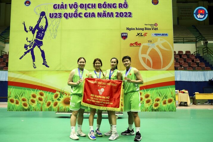 Hồng Tuyết và đồng đội đoạt huy chương đồng nội dung 3x3 tại giải vô địch bóng rổ U23 quốc gia năm 2022 - Ảnh: VBF