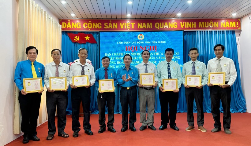 LĐLĐ tỉnh Tiền Giang đã trao tặng Bằng Lao động sáng tạo của Tổng LĐLĐ Việt Nam cho 8 cá nhân đạt danh hiệu lao động sáng tạo trong phong trào thi đua yêu nước năm 2023. Ảnh: Anh Tuấn