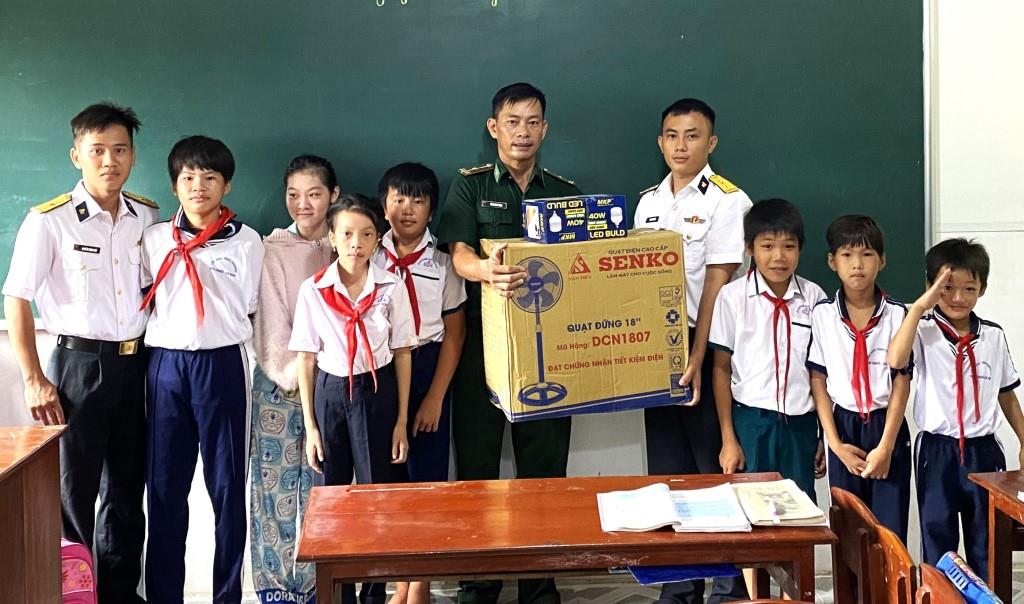 Chỉ huy Trạm ra đa 615 tặng quà lớp học tình thương đảo Hòn Chuối. Ảnh: Văn Định