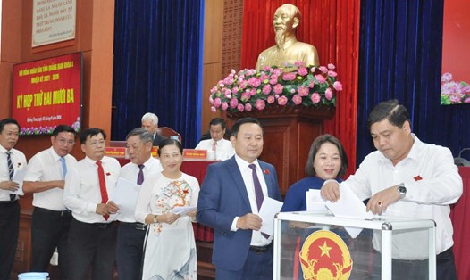 Đại biểu HĐND tỉnh Quảng Nam bỏ phiếu bầu bổ sung chức danh Phó Chủ tịch UBND tỉnh nhiệm kỳ 2021-2026, đối với các ông Phan Thái Bình và Trần Nam Hưng. Ảnh: Nguyên Đoan