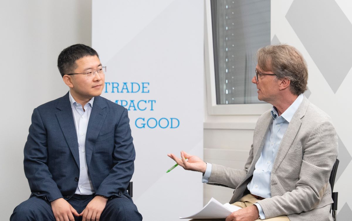 Ông Kuo Zhang (bên trái), chủ tịch Alibaba.com, khẳng định cam kết mở rộng công cụ AI cho doanh nghiệp siêu nhỏ, nhỏ và vừa (MSME). Ảnh: Alibaba.com